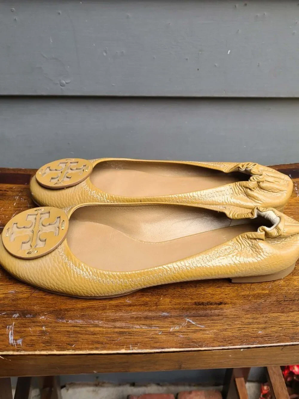 Tory Burch Reva Pebbled Leather Ballet Flats 8 1/2 in Camel